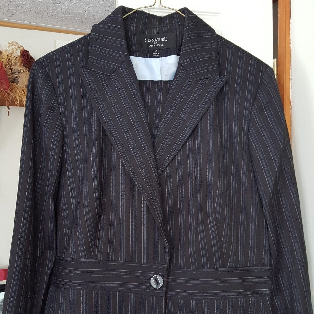 Signature by Larry Lavine Women's lined pant suit size 12